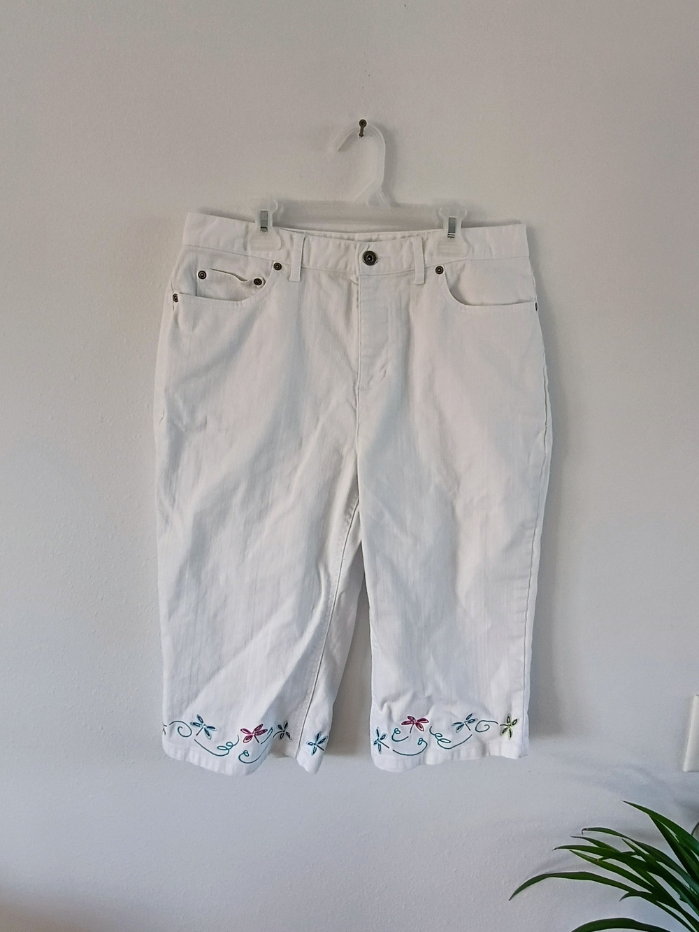 Christopher & Banks White Capri Pants 10 Embroidered Dragonfly Stretch Cotton